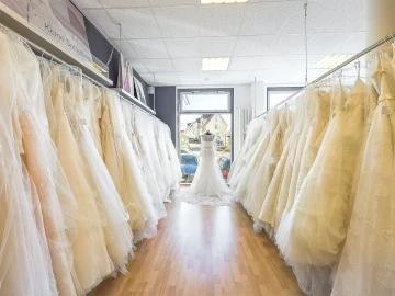Sortiment an Hochzeitskleider mit Blick auf Schaufenster und Dekoration